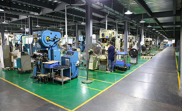 光伏連接器的(de)特點及其在汽車零(líng)配件中的應用